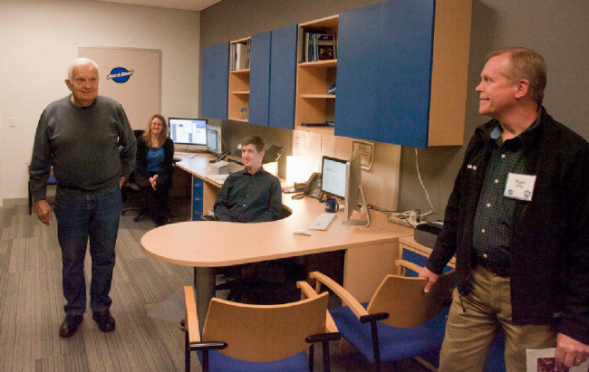 zakladatel společnosti Howard Hawkins mezi zaměstnanci