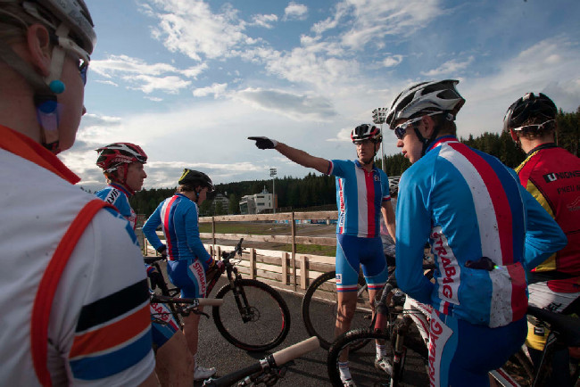 Trenér Viktor Zapletal vysvětluje svěřencům, kudy povede trať