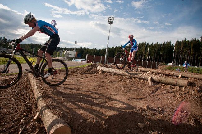 Jan Nesvadba jako první najíždí klády