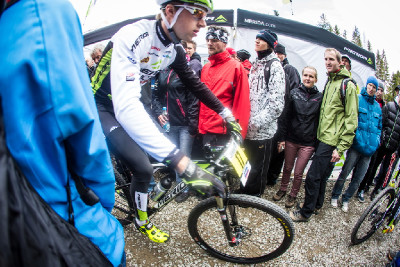 Ondřje Cink se prodírá davy fanoušků