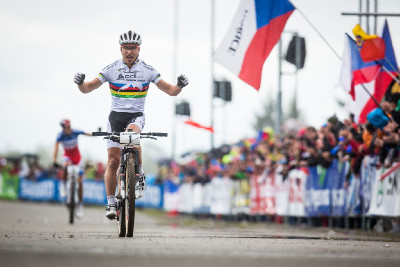 Nino Schurter obhajuje vítězství v Novém Městě