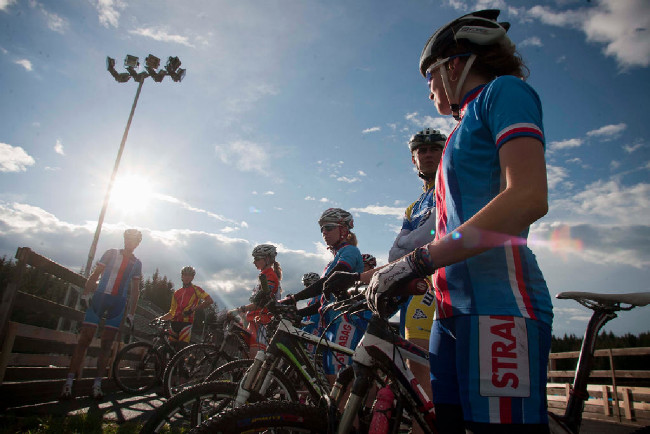 Trenér Viktor Zapletal vysvětluje svěřencům, kudy povede trať
