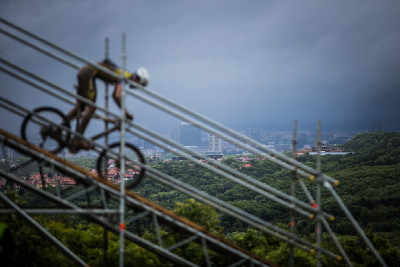 temná mračna nad Prahou