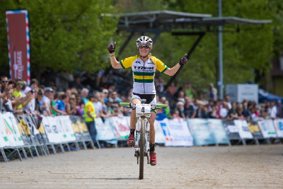 Rebecca Henderson vítězí