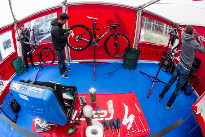 přípravy u Specialized Racing