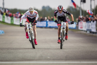 Christian Pfaffle a Kenta Gallagher spurtují o vítězství