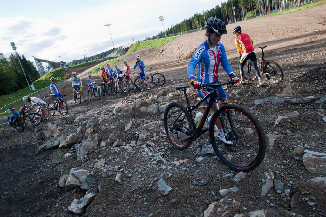 Denisa Bartizalová hledá nejlepší stopu v kamenité pasáži Greyline