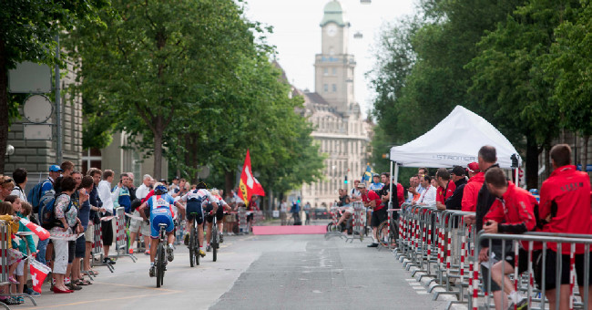 Katka Nash stíhá Neff a jednoho britského juniora