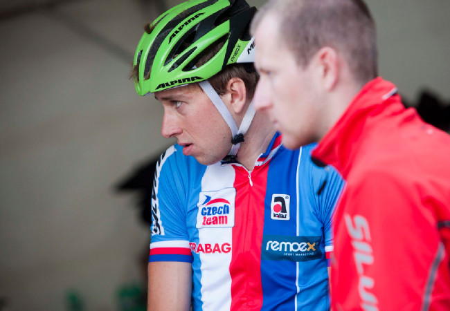 Ondřej Cink napjatě sleduje s mechanikem Kozlíkem vývoj závodu