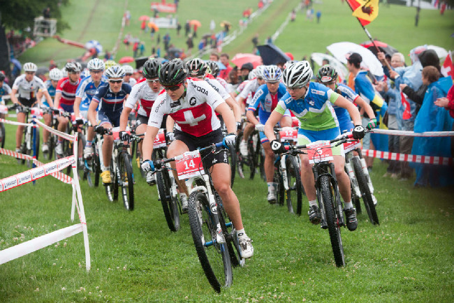 čelo peletonu s Katrin Stirnemann a Tanjou Zakelj