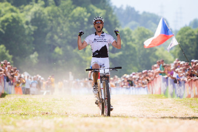 Nino Schurter vítězí