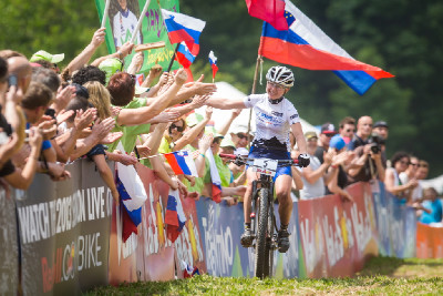 Tanja Zakelj vyhrává druhý závod SP