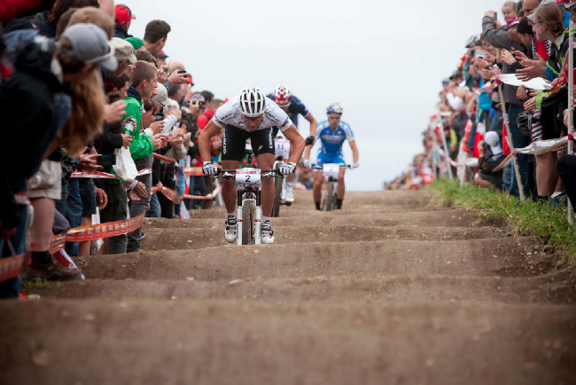 Nino Schurter za to vzal od začátku