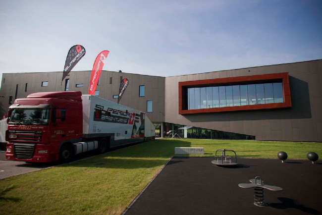 svůj týmový kamion přivezl Bart Brentjens