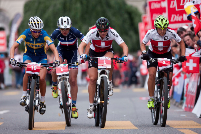 finále žen, pozdější vítězka Jenny Rissveds zcela vlevo