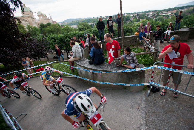 trať vedle parkem, kde bylo několik technických úseků