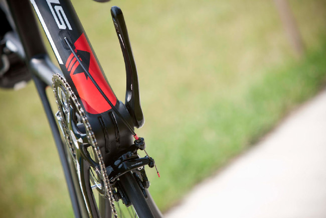 Superior Team Road Issue 2014 - brzdy uchyceny pod středem