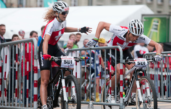 Jolanda Neff předává štafetu Nino Schurterovi