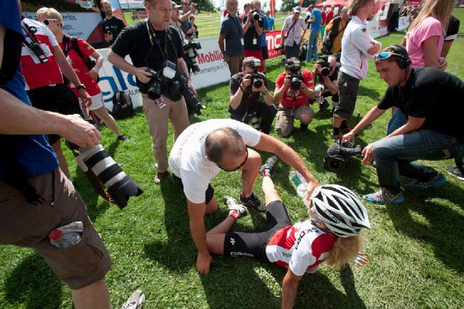 Jolanda Neff v cíli málem zkolabovala