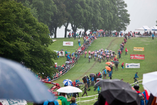 deštivý start závodu žen