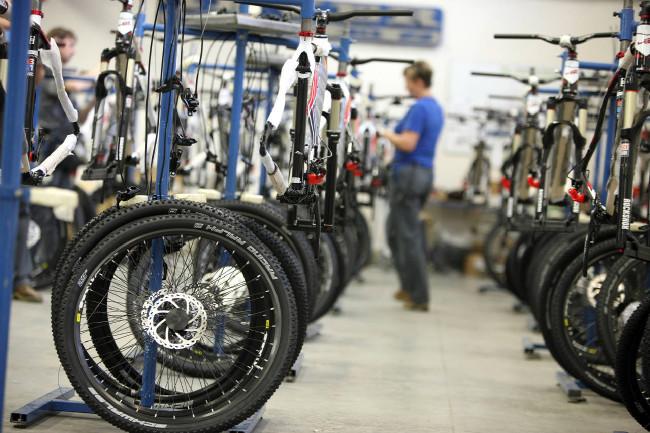 návštěva 4Ever montážní hala je plná stojanů