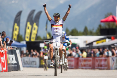 Sabine Spitz těsně vítězí před Katkou Nash