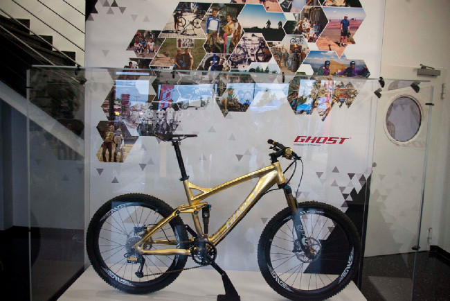 Zlatý Ghost k 20. výročí firmy zdobí vstup do firmy