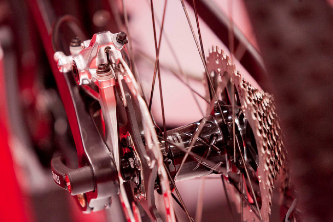 Detail uchycení zadního třmene na osu