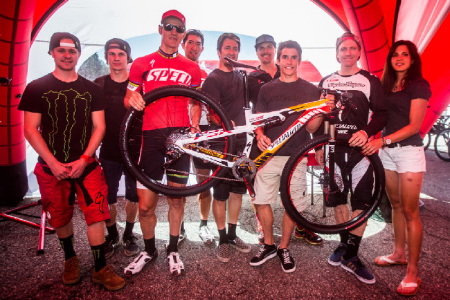 Speciální Specialized dostal lídr MOTO GP a velký fanda MTB Španěl Tereza Huříková s lídrem MOTO GP Španělem Marc Marquez