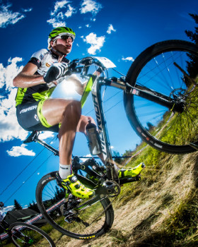 Ondřej Cink stoupá po sjezdovce