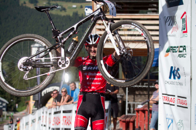 Jan Škarnitzl vítězí, v závodě zkoušel teleskopickou sedlovku