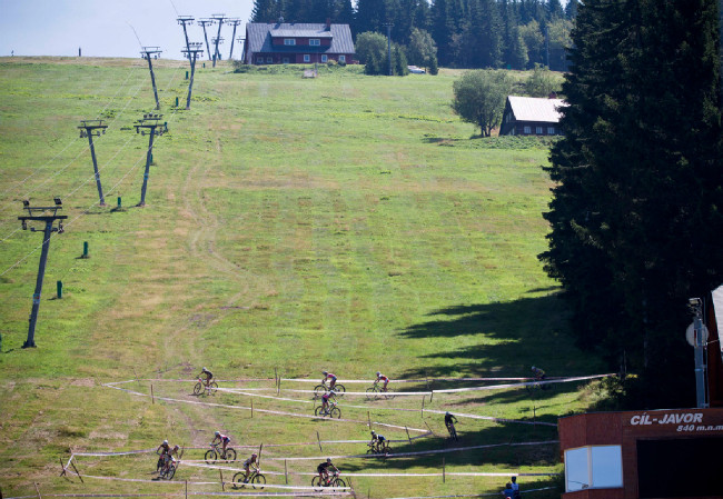 Bikeři na sjezdovce Javor