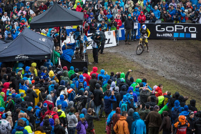 Gee Atherton zkalmaný ze své jízdy