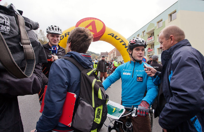 Vavřinec Hradilek a Ondřej Synek v zajetí novinářů