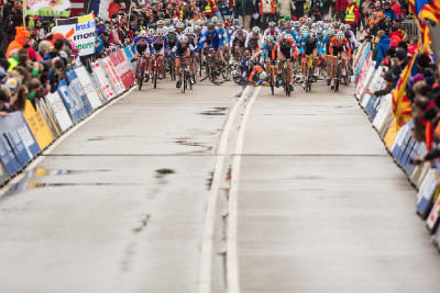 hromadný pád krátce po startu juniorů