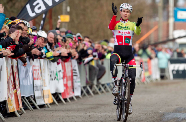MČR v cyklokrosu, Loštice 2014: Martin Bína si tleská. Má proč, první titul!