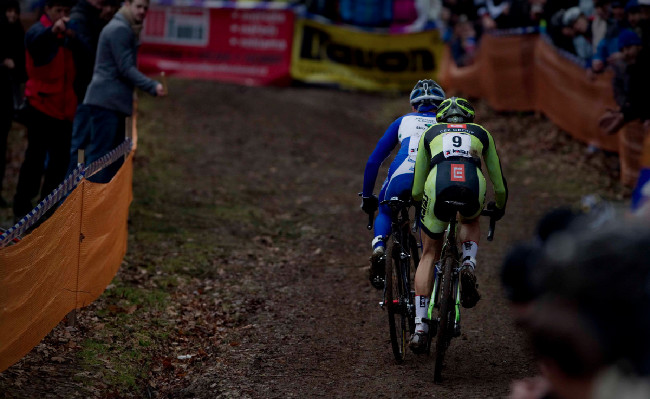 MČR v cyklokrosu, Loštice 2014: v předposledním kole se na chvíli dostal Kyzivát před Boroše