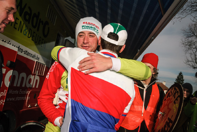 MCŘ v cyklokrosu, Loštice 2014: gratulace od kamaráda a týmového parťáka Radka Šimůnka