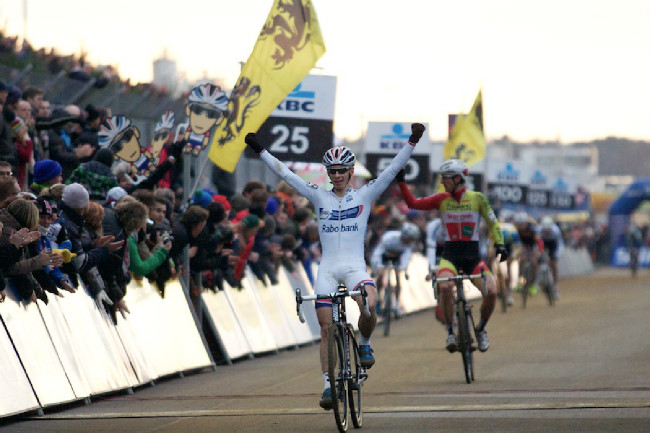 Lars van der Haar jen těsně vítězí před Martinem Bínou