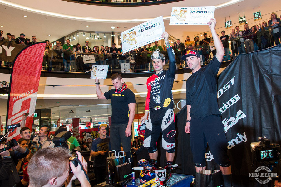 Arkády Downmall 2014 stupně vítězů (zlava) Měchura (3.), Slavík (1.), Prokop (2.)
