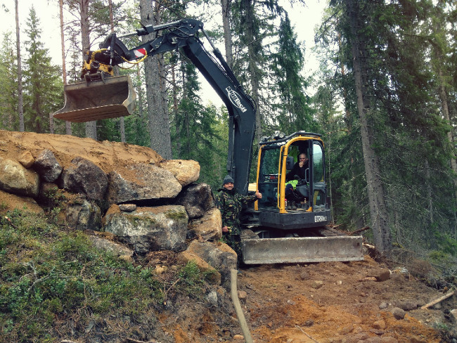 Tom Pro ve Švédsku při stavbě trailů