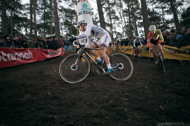 Světový pohár v cyklokrosu #5, Zolder 2013: Lars van der Haar a za ním dva čeští vlčáci