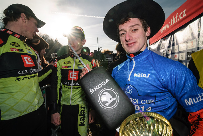 MCŘ v cyklokrosu, Loštice 2014: Tomáš Paprstka pózuje s klíčem od nové škodovky