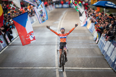 Marianne Vos po šesté v řadě vyhrává MS