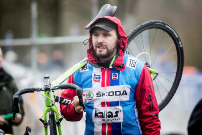 Ve čtvrtém kole už mechanici čekali na Ťoupalíka marně