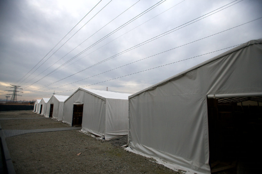 Na návštěvě v Leader Foxu  - sklad dílů je v plátěných stanech kvůli drátům vysokého napětí, které vede nad nimi