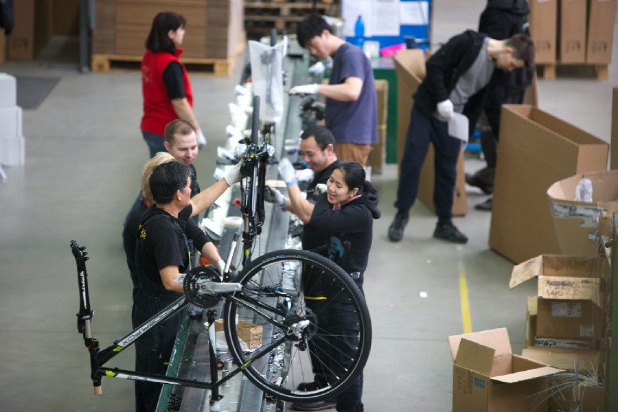 Na návštěvě v Leader Foxu - pásová výroba