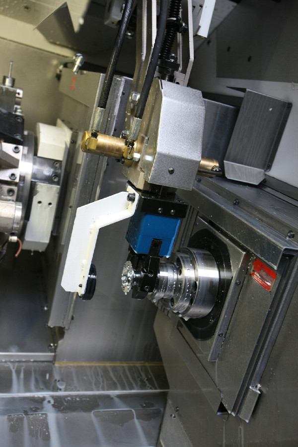 Remerx - Robotická ruka odebírá hotové tělo, které následně putuje do výstupní části stroje