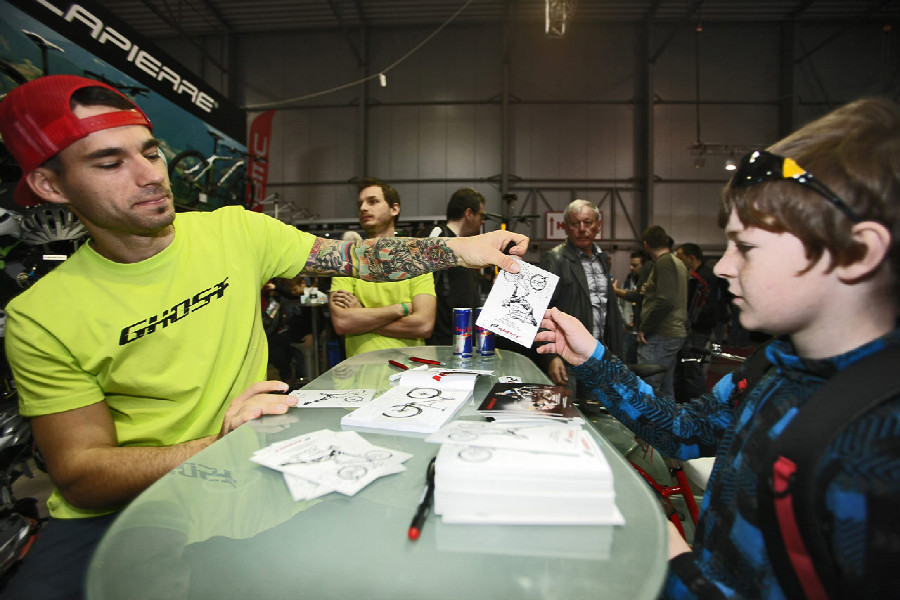 Tomáš Slavík podepisoval jako o život