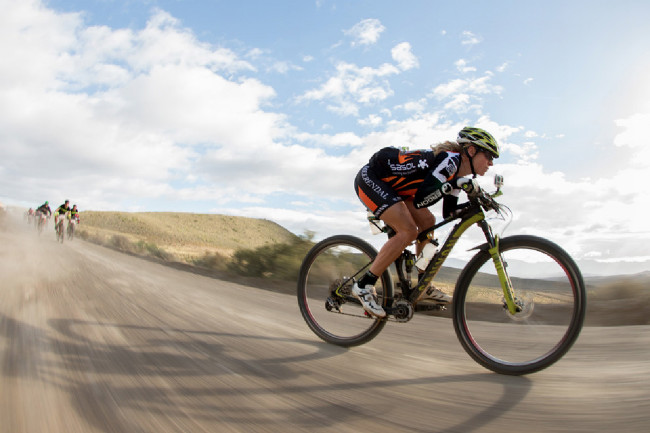 Cape Epic 2014 - Sally Bigham upaluje k cíli